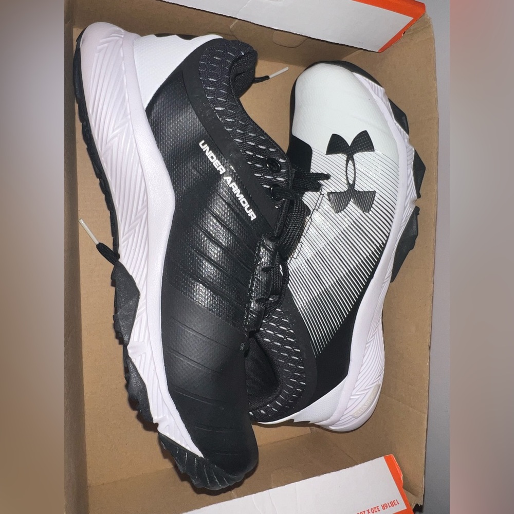 Brand New !! Under Armour Tennis Shoes, big kids sneakers
